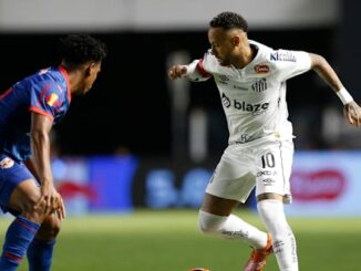 Deux footballeurs en action sur le terrain.